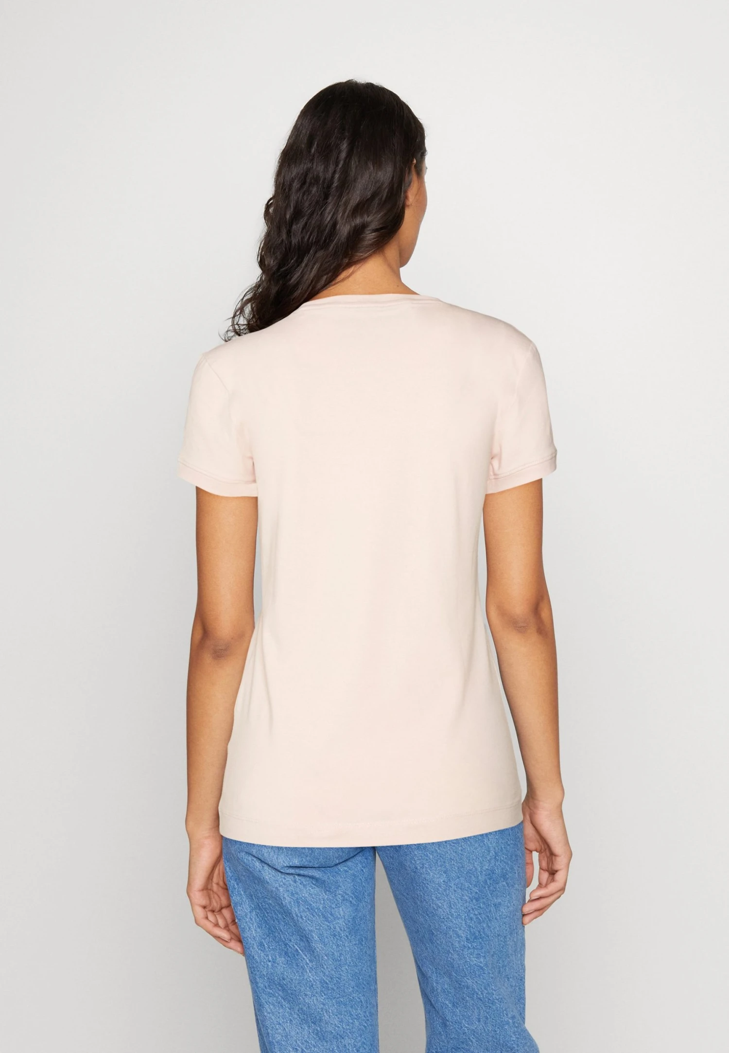 Guess Mini Triangle Tee - Basic T-Shirt 5 Guess Mini Triangle Tee - Basic T-Shirt - Image 3