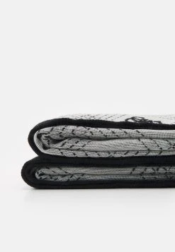 Guess Scarf - Foulard - Black 8 Guess Scarf - Foulard - Black -Guess Apparel 1639a63dc4764414a4d783cd6e6aede6