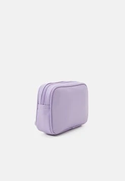 Guess Small Necessaire - Wash Bag - Lavender -Guess Apparel 1e4749964a9848ec976e65e111deeb1c