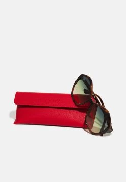 Guess Sunglasses - Brown 8 Guess Sunglasses - Brown -Guess Apparel 2b64161cd155452d83ce9a02d50d39f4