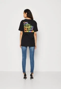 Guess Love Club Crew Tee - Print T-Shirt - Jet Black 10 Guess Love Club Crew Tee - Print T-Shirt - Jet Black -Guess Apparel 2c2537a1021e47a4afbbaff677e69e1e