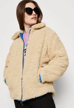 Go Laura Reversible Sherpa - Summer Jacket - Biscotti 11 Go Laura Reversible Sherpa - Summer Jacket - Biscotti -Guess Apparel 2d9967d922144fbeafa46033171f54ca