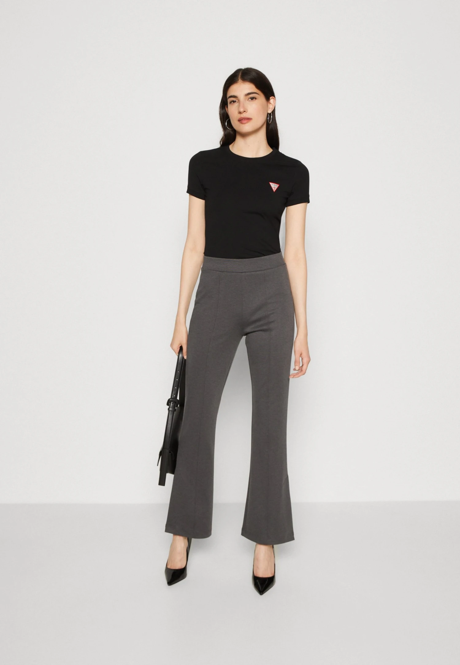 Guess Ss Cn Mini Triangle Tee - Basic T-Shirt - Jet Black 4 Guess Ss Cn Mini Triangle Tee - Basic T-Shirt - Jet Black - Image 2