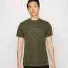 Guess Moisey Tee - Print T-Shirt - Olive Morning 2 Guess Moisey Tee - Print T-Shirt - Olive Morning -Guess Apparel 50fe4df12ae5404b806daa97aa95fef4