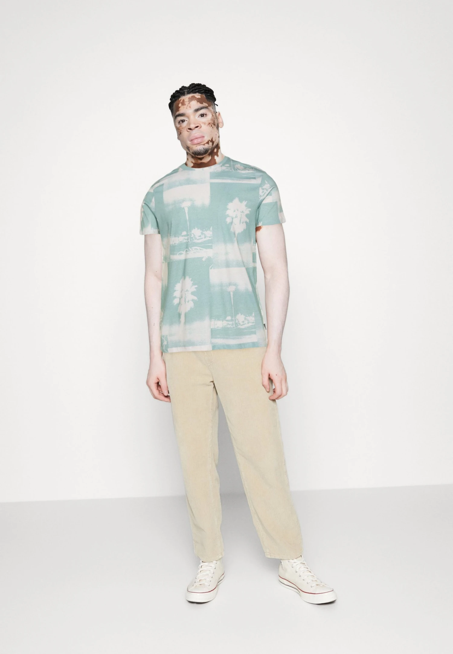 Guess Ss Bsc La Palms Tree- Print T-Shirt - Lagoon Fog 4 Guess Ss Bsc La Palms Tree- Print T-Shirt - Lagoon Fog - Image 2