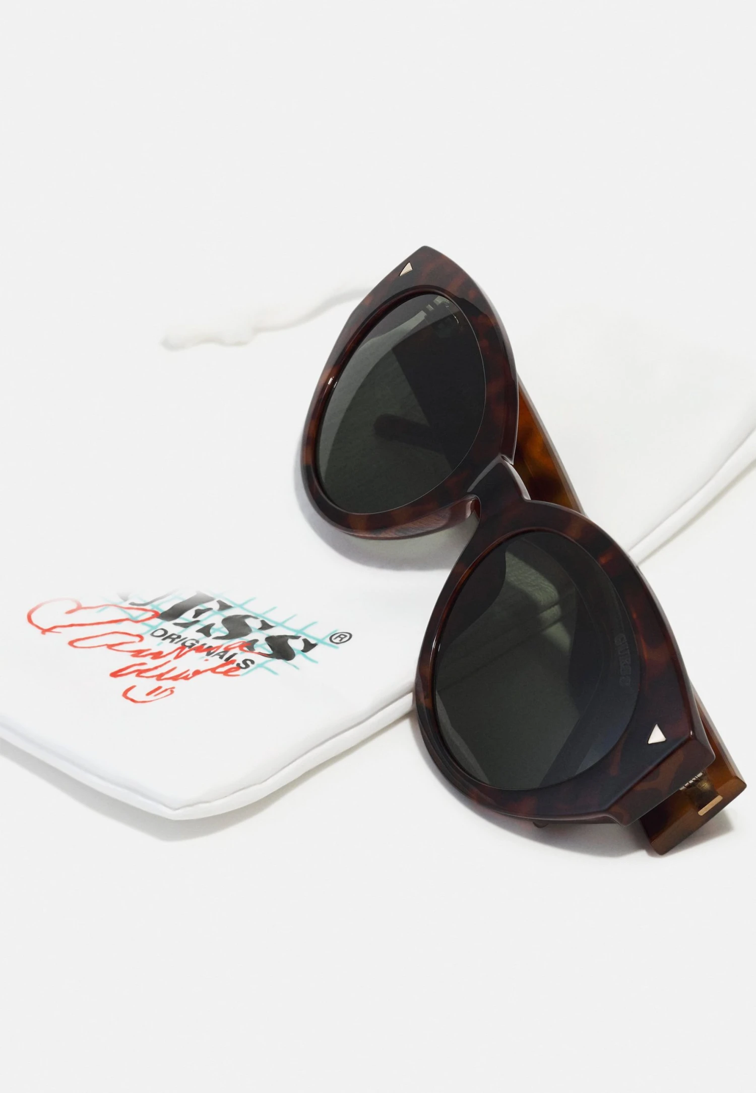 Guess Sunglasses - Blonde Havana 5 Guess Sunglasses - Blonde Havana - Image 3