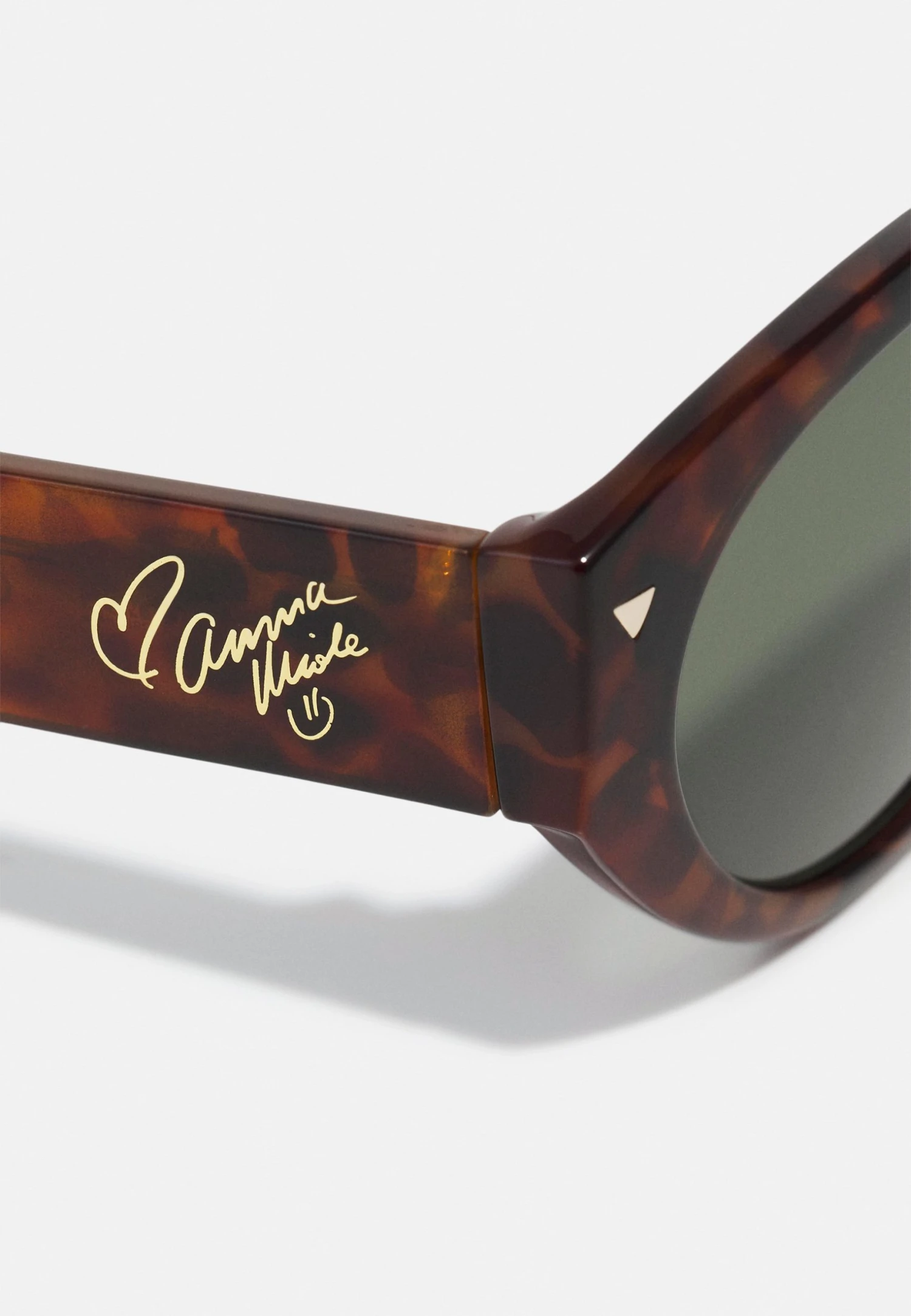 Guess Sunglasses - Blonde Havana 7 Guess Sunglasses - Blonde Havana - Image 5