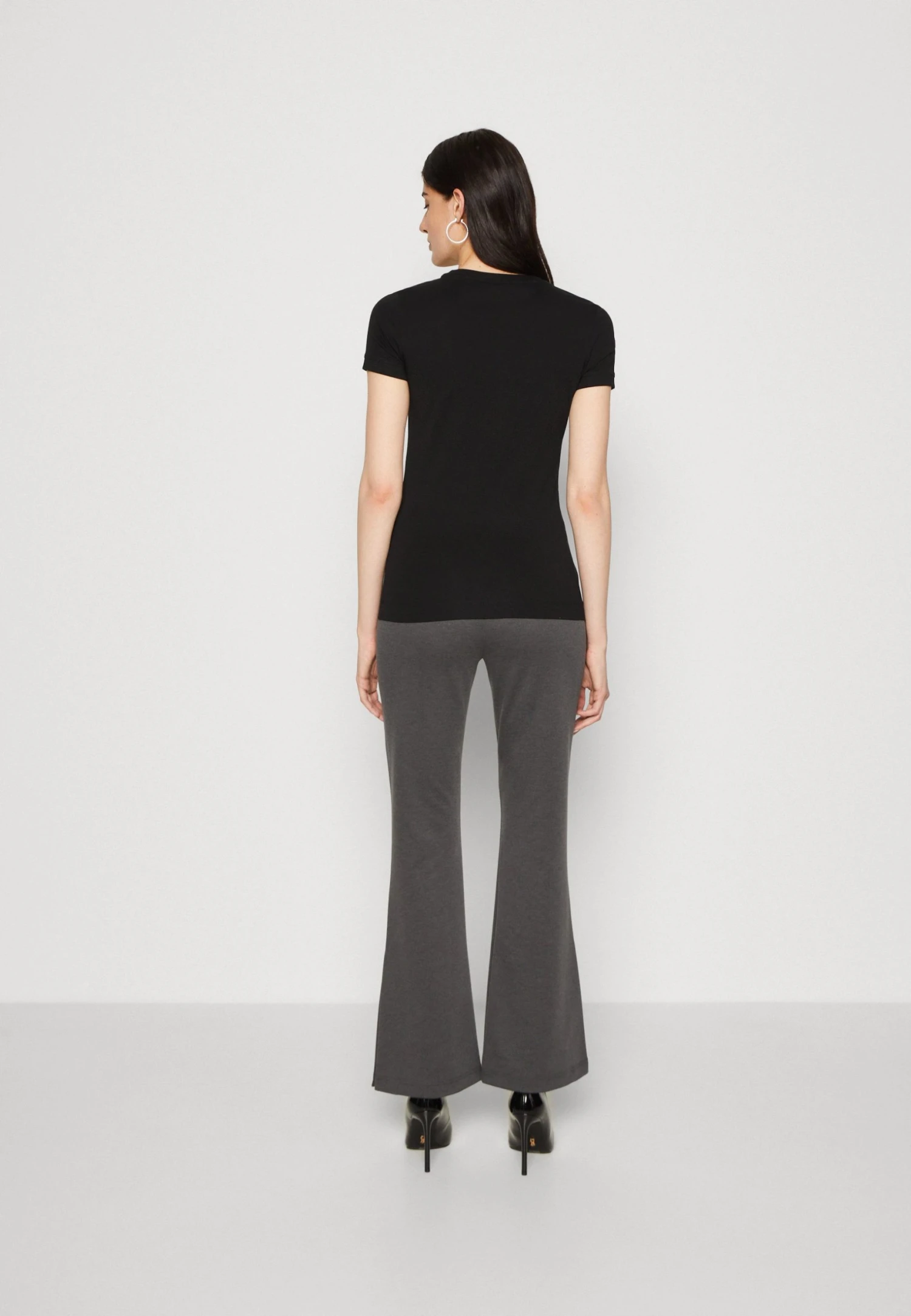 Guess Ss Cn Mini Triangle Tee - Basic T-Shirt - Jet Black 5 Guess Ss Cn Mini Triangle Tee - Basic T-Shirt - Jet Black - Image 3