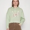 Guess Hoody Icon - Sweatshirt - Hazy Green 2 Guess Hoody Icon - Sweatshirt - Hazy Green -Guess Apparel 8b1cbc06fa824b40be6bf49edd534fc4