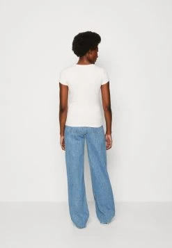 Guess Triangle Logo - Print T-Shirt -Guess Apparel 9dae1e5e48094e36804d876a4420a15b