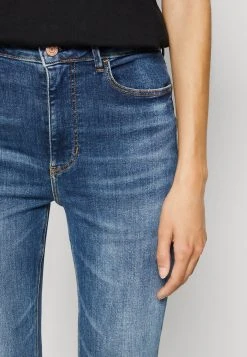 Guess 1981 Skinny - Jeans Skinny Fit - Carrie Mid -Guess Apparel ae51cd602a8f4a33b29b9a00edc5ffc1