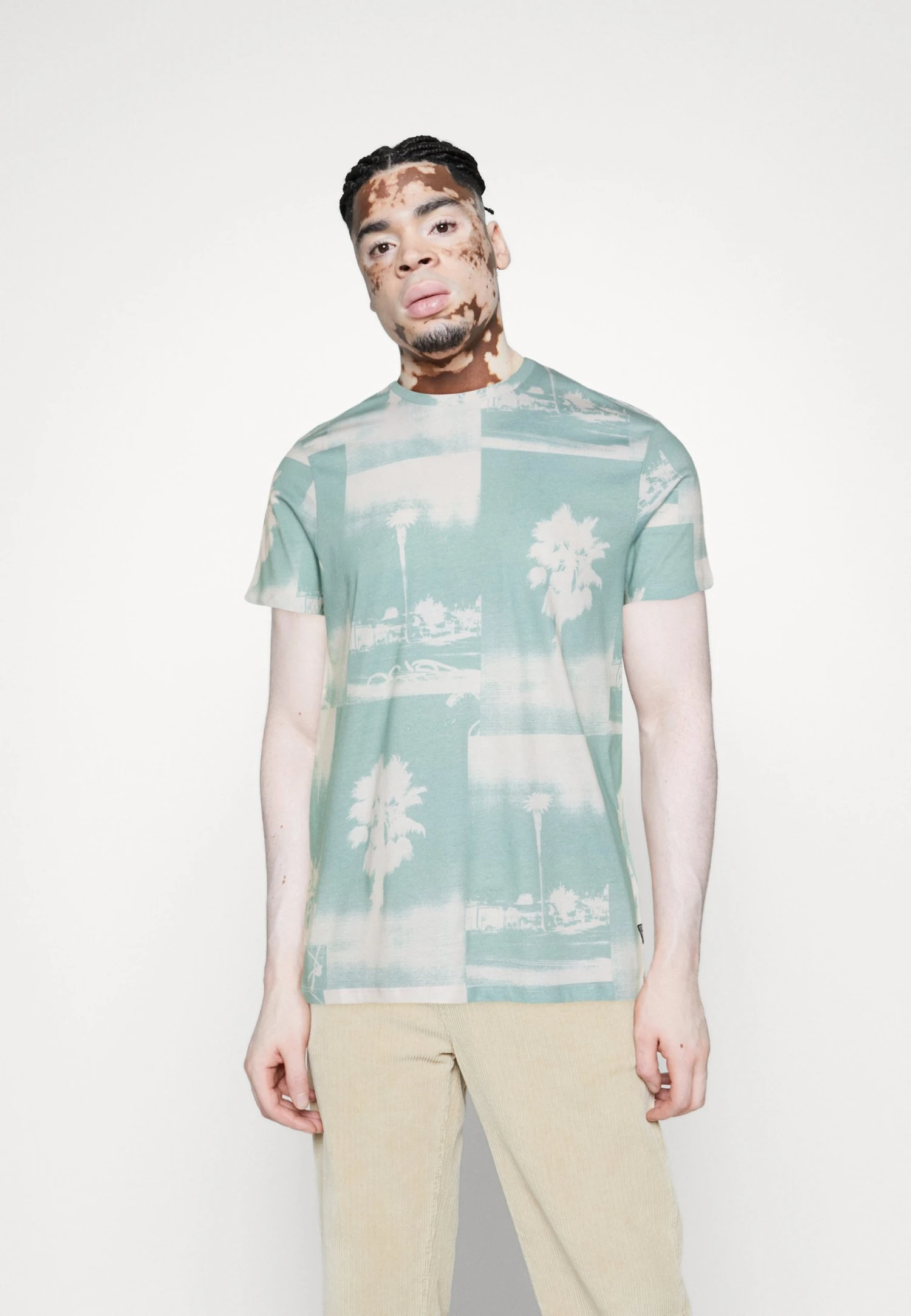 Guess Ss Bsc La Palms Tree- Print T-Shirt - Lagoon Fog 3 Guess Ss Bsc La Palms Tree- Print T-Shirt - Lagoon Fog