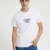 Guess Embro Box Logo Tee - Print T-Shirt - Blanc -Guess Apparel b9bdb050a647494cb77f0d90c75b4658
