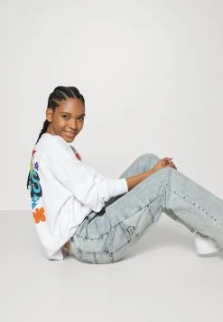 Sade Carpenter- Relaxed Fit Jeans - Light-Blue Denim -Guess Apparel c96b9b074e4c4fbab4516cd192af9568