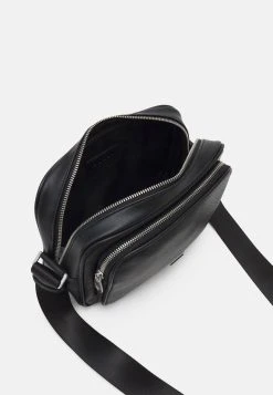 Guess Certosa Camera Bag Medium Unisex - Across Body Bag - Noir -Guess Apparel d29939aa7cd34fa6b66520b4ff824bf4