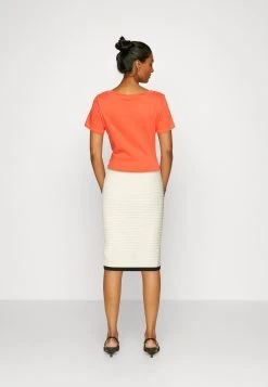 Alba Embossed Skirt - Pencil Skirt - Sandy Shore/Black -Guess Apparel e7c0488c79cd4addac967c69946341e9