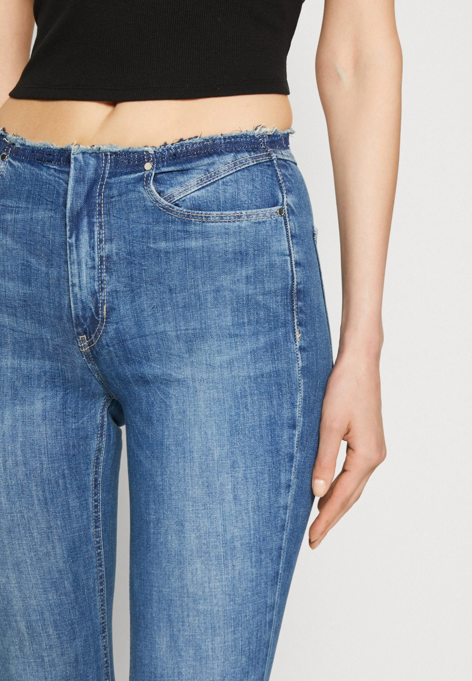 Guess Pop 90S - Flared Jeans - The Lima 6 Guess Pop 90S - Flared Jeans - The Lima - Image 4