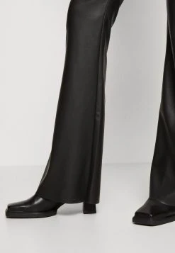 Hype Skinny Flare Pant - Trousers - Jet Black -Guess Apparel ee2b340c19b2405690f0544ddeacbc61