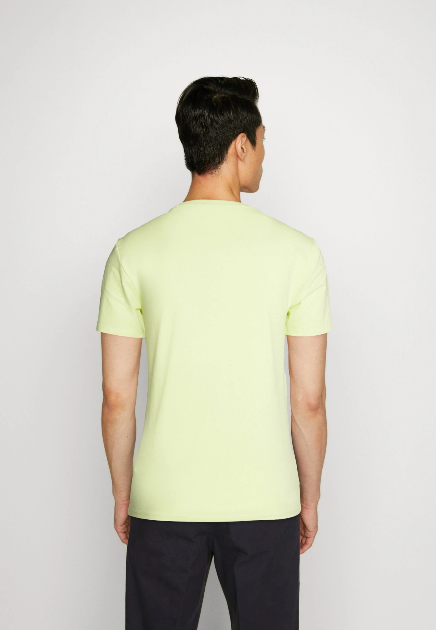 Guess Cn Ss Core Str - Basic T-Shirt - Vintage Lime 5 Guess Cn Ss Core Str - Basic T-Shirt - Vintage Lime - Image 3